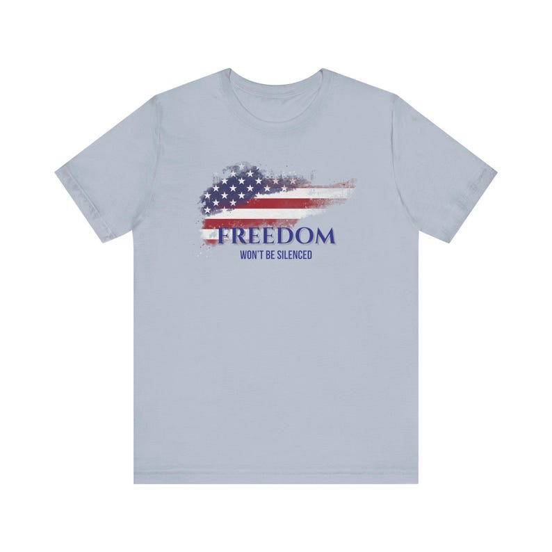 Camiseta con la bandera estadounidense de la libertad. La libertad no será silenciada. Camiseta patriótica. Camiseta "Defiende la libertad de expresión". Camiseta de algodón patriota de EE. UU. Light Blue