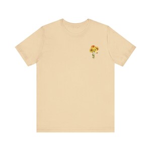 Sunflowers tshirt sunflower bouquet tee Flower pocket style design Minimalist Fall Floral T-shirt Womens Fall shirt Sunshine flower tee Soft Cream