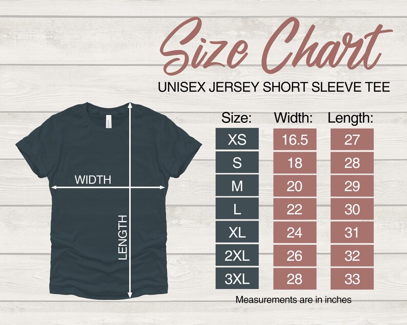 Puede incluir: Una camiseta unisex de manga corta de jersey azul oscuro con una tabla de tallas. La tabla enumera las tallas XS a 3XL, con las medidas de ancho y largo en pulgadas. El texto "Size Chart" est&aacute; en cursiva.