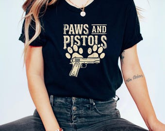 Amantes de los perros y las armas, entusiastas de las armas, perros tácticos K9, Segunda Enmienda, camiseta a favor de las armas, camiseta unisex de manga corta.