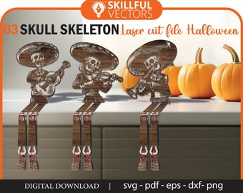 Op de afbeelding: Drie lasergesneden houten skeletfiguren met schedelkoppen die sombreros dragen. De skeletten bespelen muziekinstrumenten: een gitaar, een viool en een trompet. De figuren zitten op een wit oppervlak met drie pompoenen op de achtergrond.