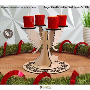 Può includere: Un portacandele ad angelo in legno con quattro candele rosse. L'angelo ha ali dettagliate e poggia su una base decorativa. Il testo "Angel Candle Holder SVG Laser Cut File" è visibile. Lo spessore del materiale è di 3 mm.
