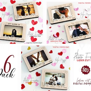 Puede incluir: Un conjunto de seis marcos de fotos cortados con láser con temática romántica. Los marcos son de madera clara, con recortes en forma de corazón y las palabras "love you" o "you & me". Los marcos están rodeados de corazones de papel.