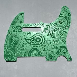 Op de afbeelding: Groene paisley-gepatroneerde gitaar pickguard. De pickguard is gemaakt van een duurzaam materiaal en heeft een glanzende afwerking.