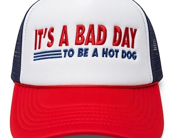 ホットドッグになるには最悪の日だ | カジュアルで面白く、トレンディでスタイリッシュなフォームトラッカーハット。刺繍入りで調節可能なスナップバック