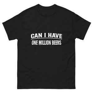 Op de afbeelding: Zwart T-shirt met de witte tekst "CAN I HAVE ONE MILLION BEERS". Het shirt heeft een ronde hals en korte mouwen. De tekst is in een vetgedrukte, schreefloze letter.