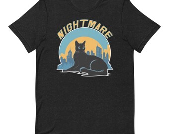 Pode incluir: Camiseta preta com um gráfico de um gato preto com olhos azuis na frente de uma cidade com um sol amarelo e o texto "NIGHTMARE" em um círculo azul.