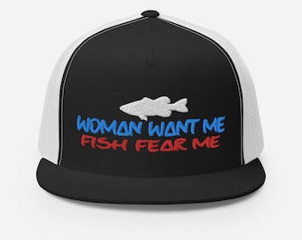 Peut inclure: Casquette de camionneur noire et blanche avec le texte "WOMAN WANT ME FISH FEAR ME" brodé en bleu et rouge. Un motif de poisson blanc est au-dessus du texte. La casquette a une visière noire et un dos en filet blanc.