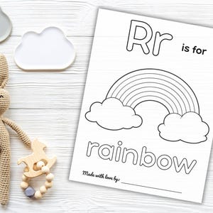 Pode incluir: P&aacute;gina para colorir imprim&iacute;vel em preto e branco com a letra R e um arco-&iacute;ris com o texto "Rr &eacute; para arco-&iacute;ris". A p&aacute;gina tamb&eacute;m inclui o texto "Made with love by:" com uma linha em branco para um nome.