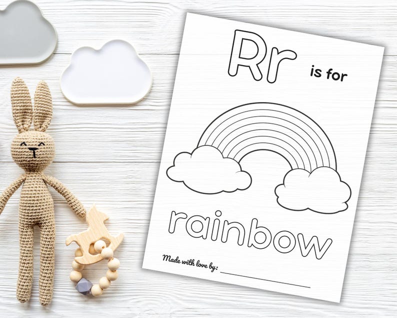 Pode incluir: P&aacute;gina para colorir imprim&iacute;vel em preto e branco com a letra R e um arco-&iacute;ris com o texto "Rr &eacute; para arco-&iacute;ris". A p&aacute;gina tamb&eacute;m inclui o texto "Made with love by:" com uma linha em branco para um nome.