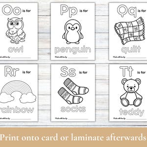 Pode incluir: Cart&otilde;es de alfabeto imprim&iacute;veis em preto e branco para crian&ccedil;as com uma coruja, um pinguim, um edredom, um arco-&iacute;ris, meias e um urso de peluche. Cada cart&atilde;o tem uma letra, uma imagem e uma palavra.
