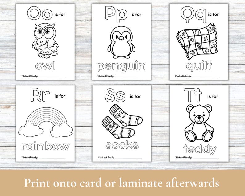 Pode incluir: Cart&otilde;es de alfabeto imprim&iacute;veis em preto e branco para crian&ccedil;as com uma coruja, um pinguim, um edredom, um arco-&iacute;ris, meias e um urso de peluche. Cada cart&atilde;o tem uma letra, uma imagem e uma palavra.