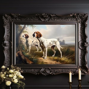 Op de afbeelding: Een ingelijst olieverfschilderij dat twee witte en bruine gevlekte honden in een grasveld toont. De honden staan ​​en kijken naar links. Het schilderij is in een donkerbruine, sierlijke lijst.