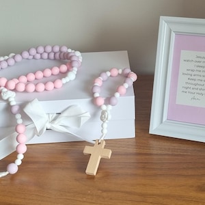 Scatola per la benedizione cattolica dei neonati Little Holy Seeds - Scatola regalo cattolica per neonati, rosa