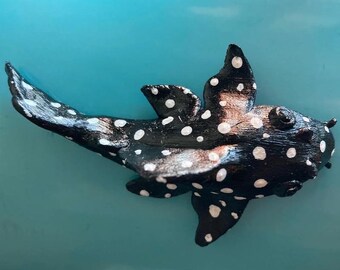 Imán de arcilla hecho a mano con forma de pleco