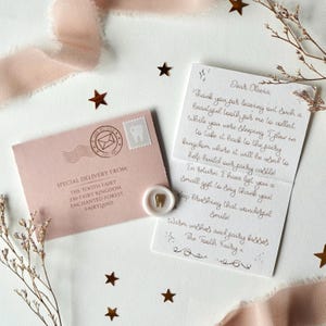 K&ouml;nnte beinhalten: Ein rosa Umschlag mit einem zahnf&ouml;rmigen Stempel und einem Wachssiegel, neben einer handschriftlichen Notiz. Auf dem Umschlag steht "Sonderzustellung von: Die Zahnfee." Die Notiz ist an "Olivia" adressiert und von "Die Zahnfee" unterschrieben.