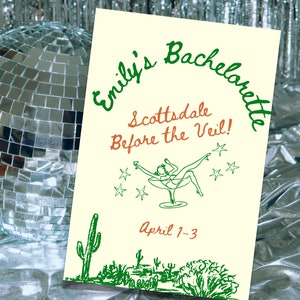 Może przedstawiać: Ż&oacute;łta kartka z zielonym tekstem, kt&oacute;ry brzmi "Emily's Bachelorette Scottsdale Before the Veil!" i "April 1-3". Kartka zawiera zielony kaktus i rysunek kobiety w kieliszku do martini.