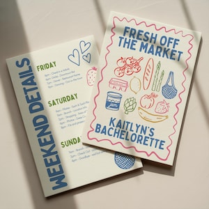 Puede incluir: Dos tarjetas color crema con texto e ilustraciones. Una tarjeta dice "Weekend Details" y enumera un horario. La otra dice "Fresh Off The Market" con ilustraciones de comida y "Kaitlyn's Bachelorette".