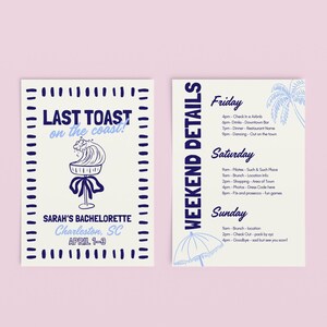 Peut inclure: Invitation recto-verso aux couleurs bleu clair et blanc. Le côté gauche affiche "LAST TOAST on the coast!" avec un dessin de cocktail. Le côté droit détaille le programme du week-end, avec horaires et activités.