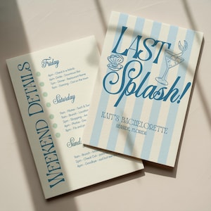 Może przedstawiać: Dwie kremowe karty z niebieskim tekstem. Jedna karta zawiera listę weekendowych aktywności, druga mówi "LAST Splash!" z koktajlem i grafiką muszli oraz "KAIT'S BACHELORETTE, SEASIDE, FLORIDA."