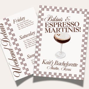 Könnte beinhalten: Eine weiße Karte mit braunem kariertem Rand und dem Text "Bikinis & ESPRESSO MARTINIS!" in brauner Kursivschrift. In der Mitte der Karte befindet sich eine Aquarell-Illustration eines Espresso-Martini-Cocktails. Der Text "Kait's Bachelorette Austin, Texas" befindet sich am unteren Rand der Karte.