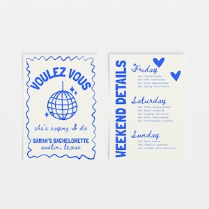 Puede incluir: Dos tarjetas de invitación con texto azul sobre fondo blanco. Una tarjeta dice "Voulez Vous" con un gráfico de bola de discoteca y "she's saying I do". La otra tarjeta dice "Weekend Details" con un horario.