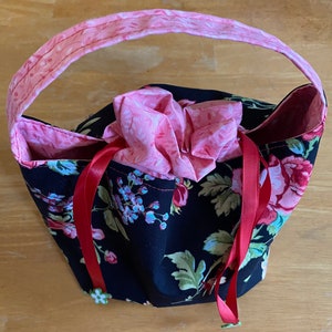 Bolso pequeño con asa superior forrada