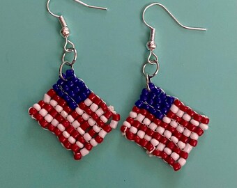 Brincos de gancho com a bandeira americana, feitos à mão com miçangas.