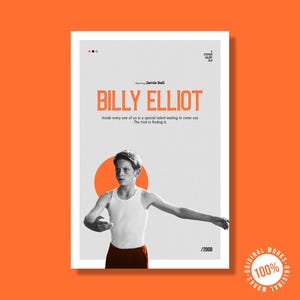 Könnte beinhalten: Ein Schwarzweiß-Poster mit einem roten Kreis im Hintergrund. Das Poster zeigt einen jungen Jungen in einem weißen Tanktop und braunen Hosen. Der Text auf dem Poster lautet "BILLY ELLIOT" und "In jedem von uns schlummert ein besonderes Talent, das darauf wartet, entdeckt zu werden. Der Trick ist, es zu finden."