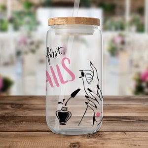 Peut inclure: Bouteille d'eau en verre transparent avec un couvercle en bambou et un motif rose et noir qui dit "Nails first".