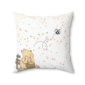 Cojín clásico de Winnie the Pooh, Winnie the Pooh, una noche estrellada caprichosa, decoración acogedora, cojín para habitación infantil, regalo para niños, decoración de ensueño para el hogar, adorable cojín de animales.
