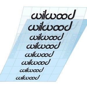 Puede incluir: Una lámina de vinilo transparente con la palabra "wilwood" impresa varias veces. El vinilo está sobre un fondo cuadriculado.