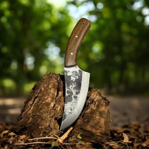 Handgesmeed bushcraftmes: walnoothouten handvat, leren schede, koolstofstaal