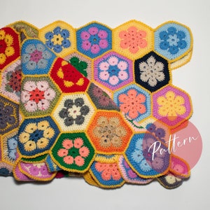 Könnte beinhalten: Eine bunte Häkeldecke aus sechseckigen Blumenmotiven in verschiedenen Farben, darunter Gelb, Rot, Blau, Grün und Pink. Die Decke ist in der Mitte gefaltet und zeigt das komplizierte Häkelmuster. Das Wort "Pattern" ist in weißer Kursivschrift auf einem rosa Kreis in der unteren rechten Ecke des Bildes geschrieben.