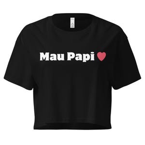 May include: Black crop top with the text "Mau Papi" in white, accompanied by a red heart symbol. The shirt has short sleeves and a crew neck.