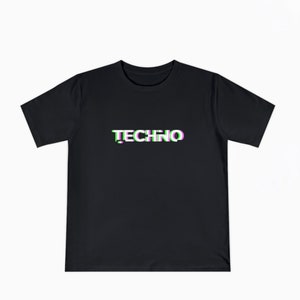 Puede incluir: Camiseta negra con un gráfico blanco "TECHNO" en un estilo glitch, pixelado. El texto es rosa y verde.