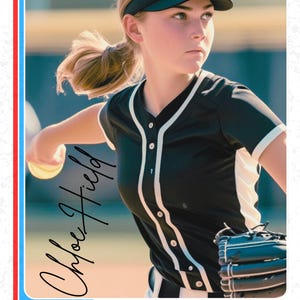 Puede incluir: Una tarjeta de b&eacute;isbol con una joven en uniforme de softbol en blanco y negro, visera y guante. La tarjeta dice "Chloe Hield" y "Black Cats" con la palabra "Pitcher" en la parte inferior.