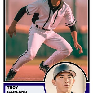 Puede incluir: Tarjeta de b&eacute;isbol con Troy Garland, campocorto de los White Cats. La tarjeta muestra a Garland con un uniforme de b&eacute;isbol blanco con detalles negros, una gorra negra y zapatos negros. Un retrato de Garland con gorra de b&eacute;isbol est&aacute; en la esquina inferior derecha.