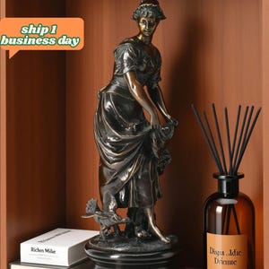 Französische Klassische Skulptur - Frau mit Küken, Vintage Bronze Skulpturen, Bronze Skulptur Art Deco, Wohnkultur Statue