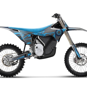Könnte beinhalten: Ein blau-graues Elektro-Motocross-Motorrad mit schwarzem Rahmen und Reifen. Das Motorrad hat einen blauen Sitz und ein grafisches Design auf der Karosserie. Die Vorder- und Hinterräder sind schwarz mit silbernen Speichen.