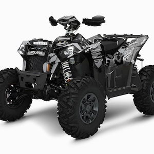 Pu&ograve; includere: Veicolo fuoristrada bianco e nero con un design grafico personalizzato che presenta le parole "Scrambler" e "Motul".