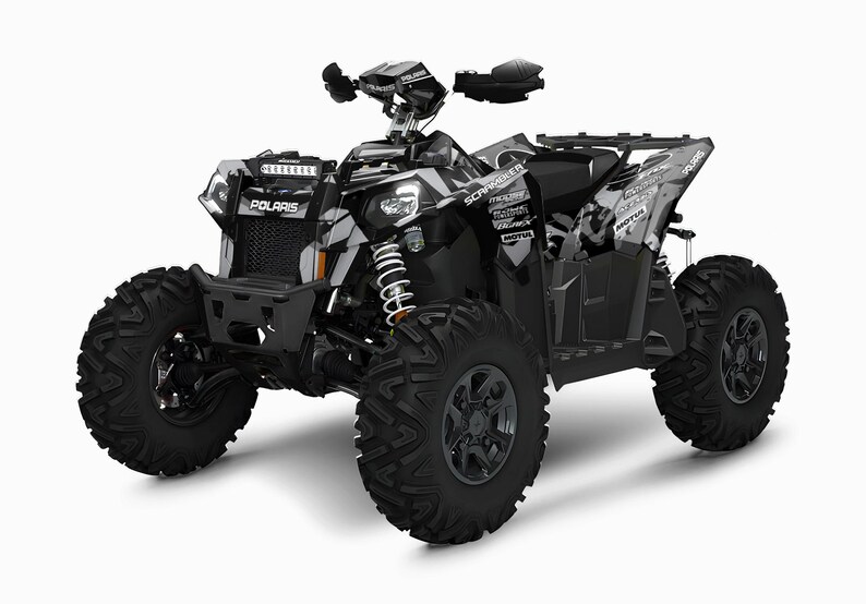 Pu&ograve; includere: Veicolo fuoristrada bianco e nero con un design grafico personalizzato che presenta le parole "Scrambler" e "Motul".