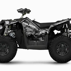 Pu&ograve; includere: Un ATV Polaris Sportsman 570 nero e grigio con un design mimetico. L'ATV ha una sella nera, ruote nere e una gabbia di sicurezza nera. L'ATV &egrave; su uno sfondo bianco.
