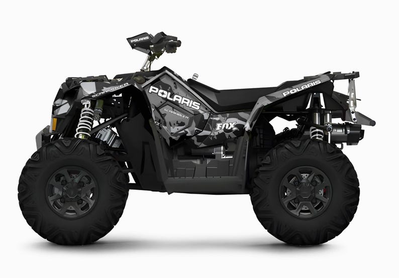 Pu&ograve; includere: Un ATV Polaris Sportsman 570 nero e grigio con un design mimetico. L'ATV ha una sella nera, ruote nere e una gabbia di sicurezza nera. L'ATV &egrave; su uno sfondo bianco.