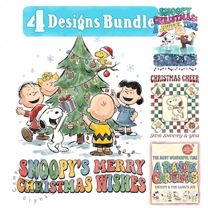 Può includere: Un pacchetto digitale di 4 design natalizi Peanuts con Snoopy, Charlie Brown e amici che decorano un albero. Il testo include 4 Designs Bundle, Snoopy's Merry Christmas Wishes, A Joyful Time, Christmas Cheer For Snoopy & You e A Peanuts Christmas.