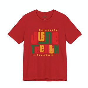 Puede incluir: Camiseta roja con un dise&ntilde;o gr&aacute;fico que dice "Celebrate Juneteenth - Freedom" en un estilo retro con colores rojo, amarillo y verde.