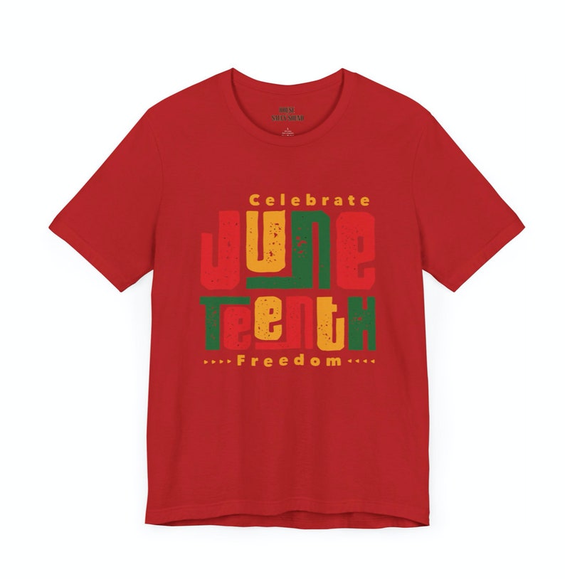Puede incluir: Camiseta roja con un dise&ntilde;o gr&aacute;fico que dice "Celebrate Juneteenth - Freedom" en un estilo retro con colores rojo, amarillo y verde.