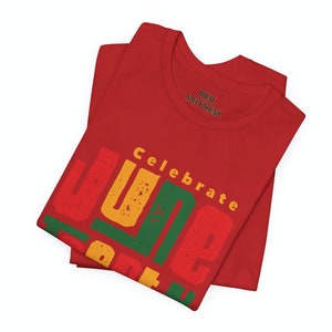 Puede incluir: Camiseta roja con un dise&ntilde;o gr&aacute;fico que dice "Celebrate Juneteenth" en un estilo vintage y colorido.