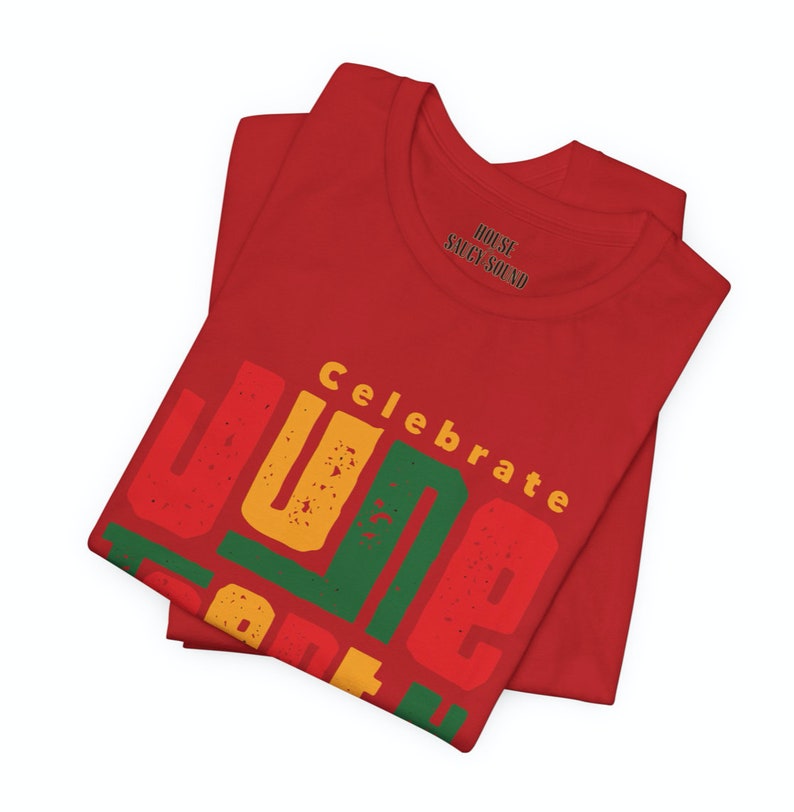 Puede incluir: Camiseta roja con un dise&ntilde;o gr&aacute;fico que dice "Celebrate Juneteenth" en un estilo vintage y colorido.