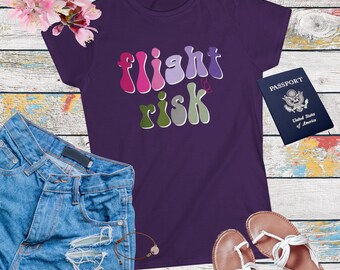 Reisende T-Shirt, Flug Risiko Frauen Shirt, Reise-Liebhaber-Geschenk, Reise-Liebhaber-Shirt, Abenteuer erwartet Shirt, Weltkarte-Shirt